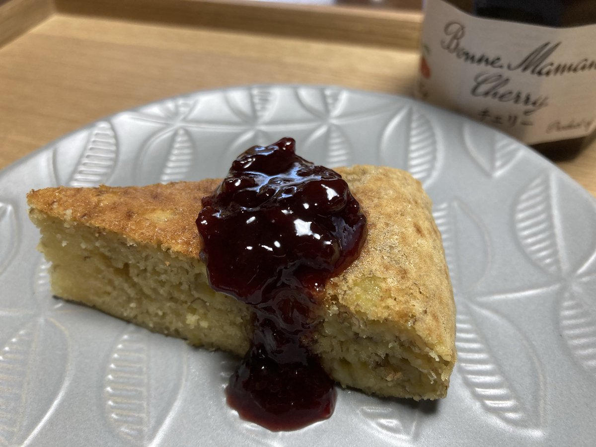jun8787xxx's tweet photo. お家ステイの休日、久しぶりにバナナケーキ作ってみました✨
とは言っても材料を混ぜて炊飯器に入れるだけ〜。　完熟バナナを使��と甘味がしっかり出て一層美味しい🤤
チェリージャムの甘酸っぱさとの相性も良き🍒
#うちカフェ　#バナナケーキ https://t.co/dwGKSEuQnC
