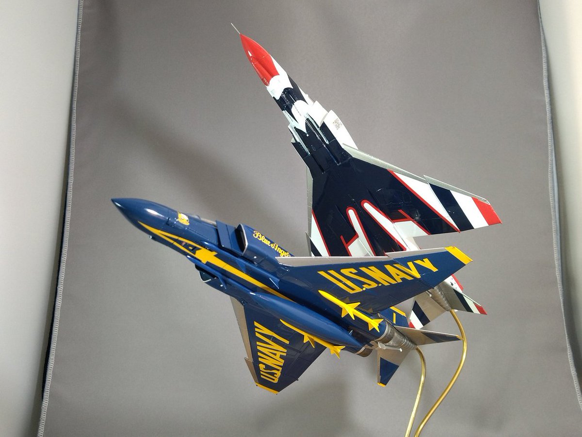 #ファインモールド のブルーエンジェルス・ファントム延長戦。ダミーミサイルの色味が合ってないのがどうにも気になり、外して塗装し直した。サフに直接C329（指定色）が結局正解のようだ。展示台を加工してサンダーバーズと競演させてみた😊  #蒼し使いに集うツヤ沼の模型脳達