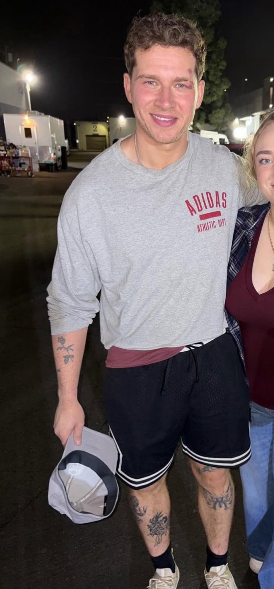 the chain around his neck 🤤