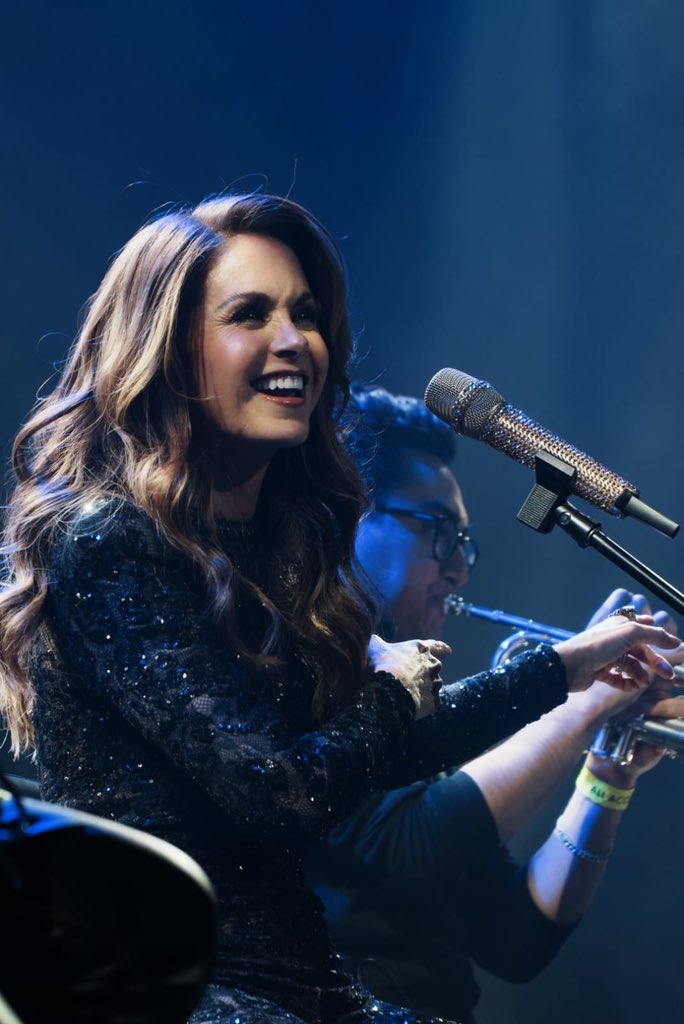 Ovaciones, emoción y una artista incomparable: Lucero triunfa con “Siempre contigo” en el Auditorio Explanada. 🌟🎤