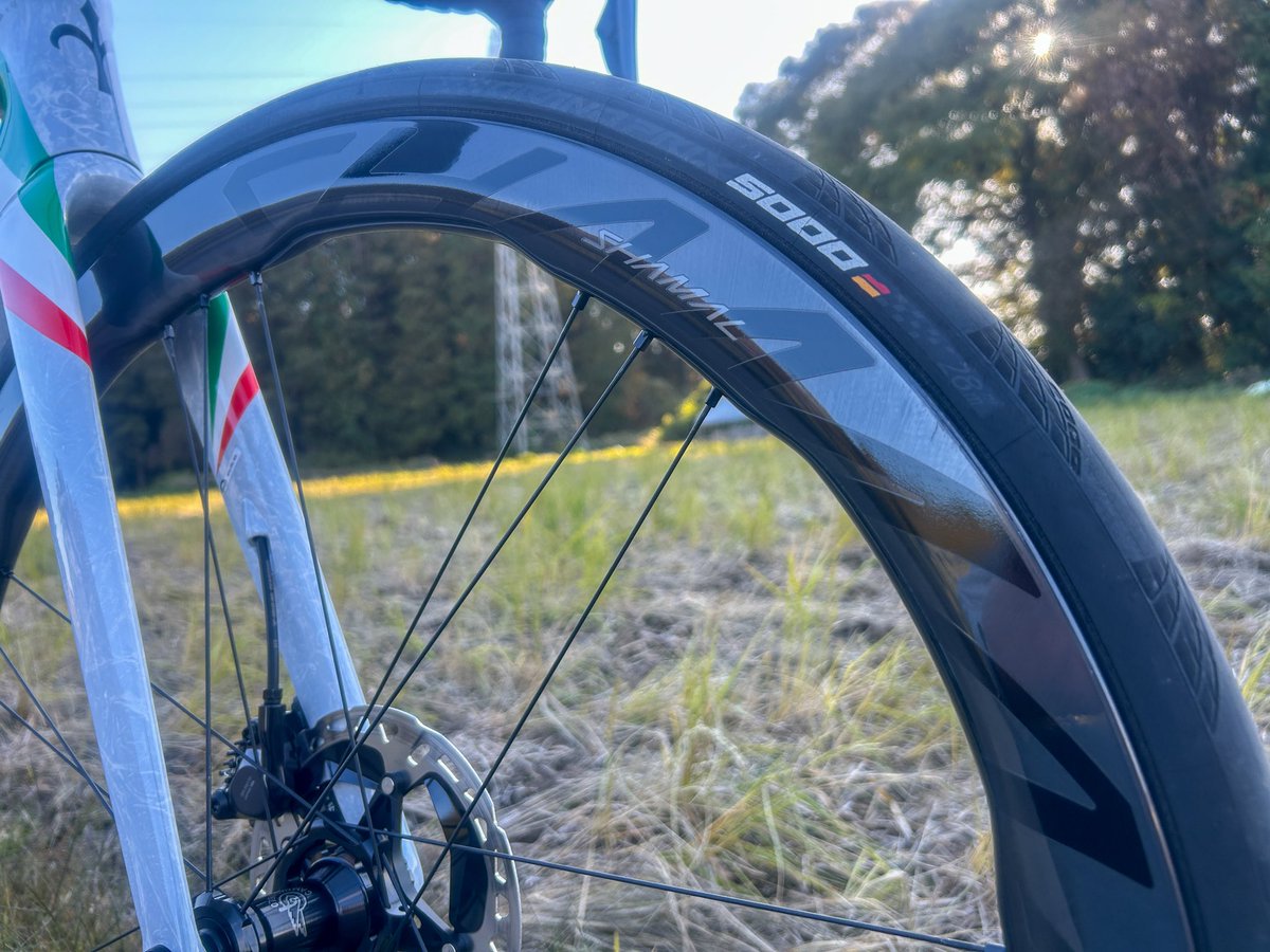 cosworthDFV's tweet photo. このホイールいいヨ
昨今の軽量でもなけりゃ安くもない、むしろ財布に風穴開けまくりな法外な値段だけど（言い過ぎ
言葉に表せない“なにか“を持ってる　
そしてなによりビジュアルが最高
#Campagnolo
#SHAMAL
#DUALPROFILE https://t.co/X7xJEXiGQx