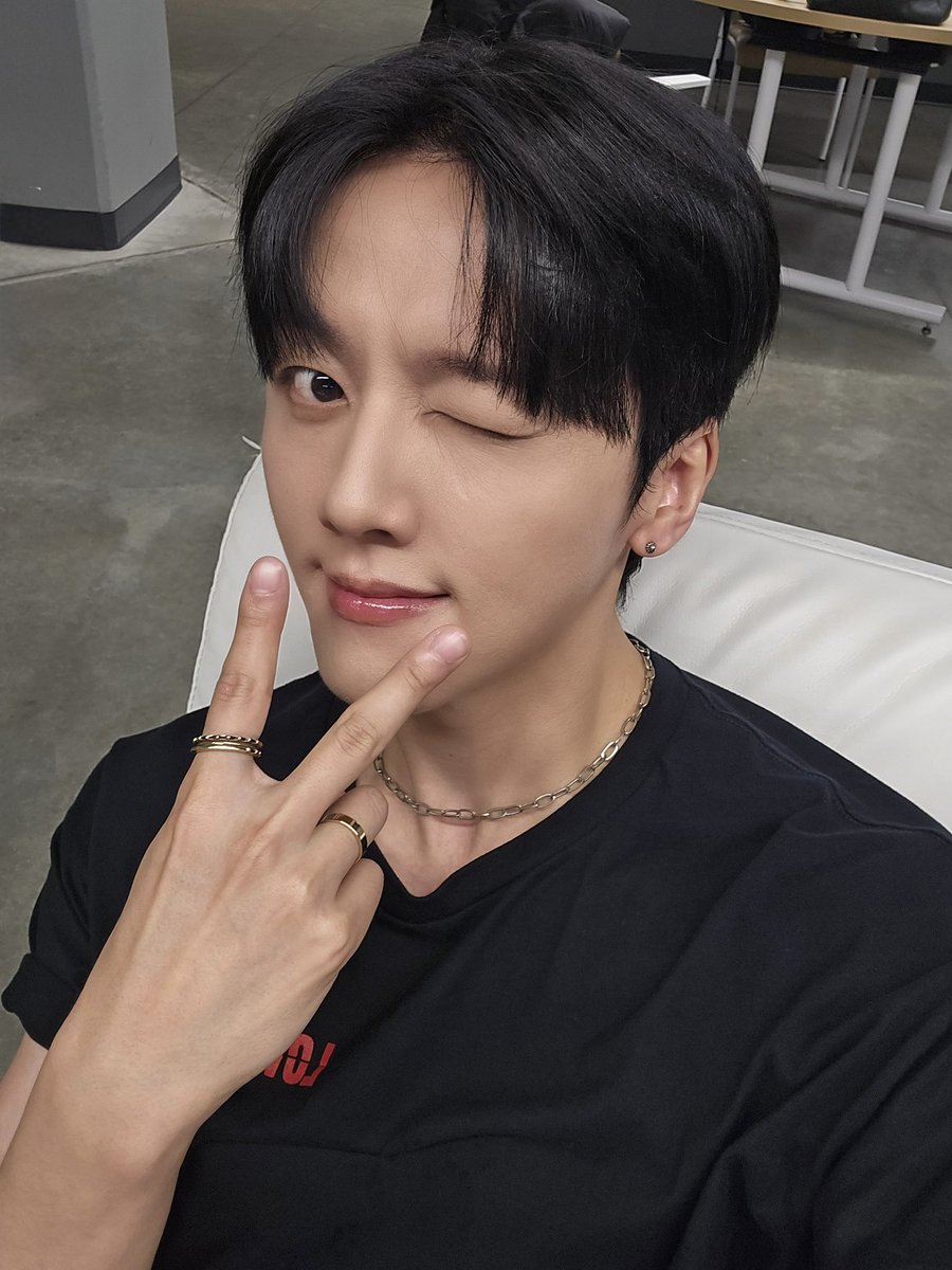 SF9official's tweet photo. On the LOVE DAWN tour
Feeling so happy thanks to FANTASY ❤️
Let’s keep going!! 🔥🔥

#SF9 #YOUNGBIN #SF9inUSA https://t.co/BwFRAyeGWg