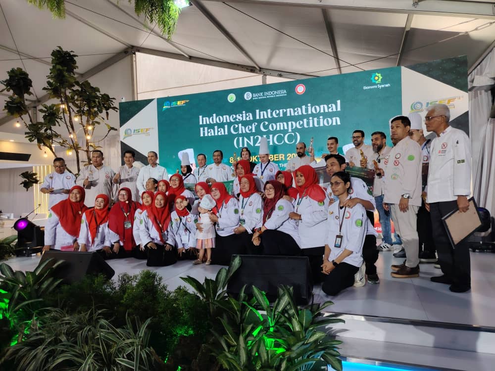MSUmalaysiaSHCA's tweet photo. MSU wins 1st Place at the Indonesia International Halal Chef Competition (International–University)!
Kudos to Ammar Najmi &amp; Muhammad Najman for their outstanding mastery in culinary &amp; patisserie arts.
Proud collaboration with GASTROM.

#msumalaysia #msumalaysiashca https://t.co/sHFGxf2rrY