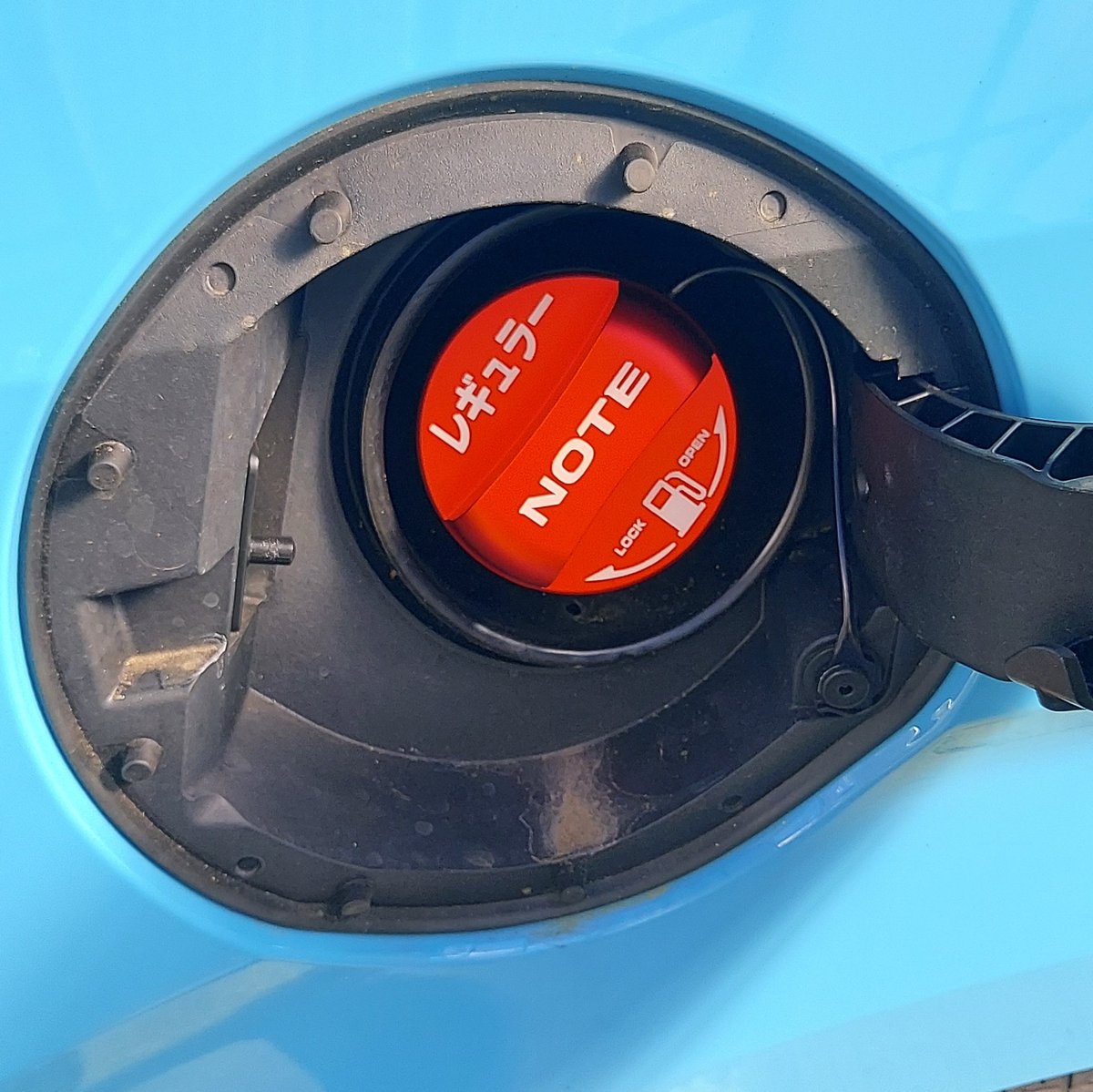 kazuyahashimoto's tweet image. ノートくんのフューエルキャップを派手にしてみたヽ(^0^)ﾉ
給油するときにしか見えない自己満パーツ(笑)
純正キャップにかぶせるだけだから取り付けも簡単！
Amazonで買った中華製だけど、アルマイト仕上げでキラキラで品質もかなり良かったですo(^-^)o
#日産 #ノート #ePower #XFOUR #E13