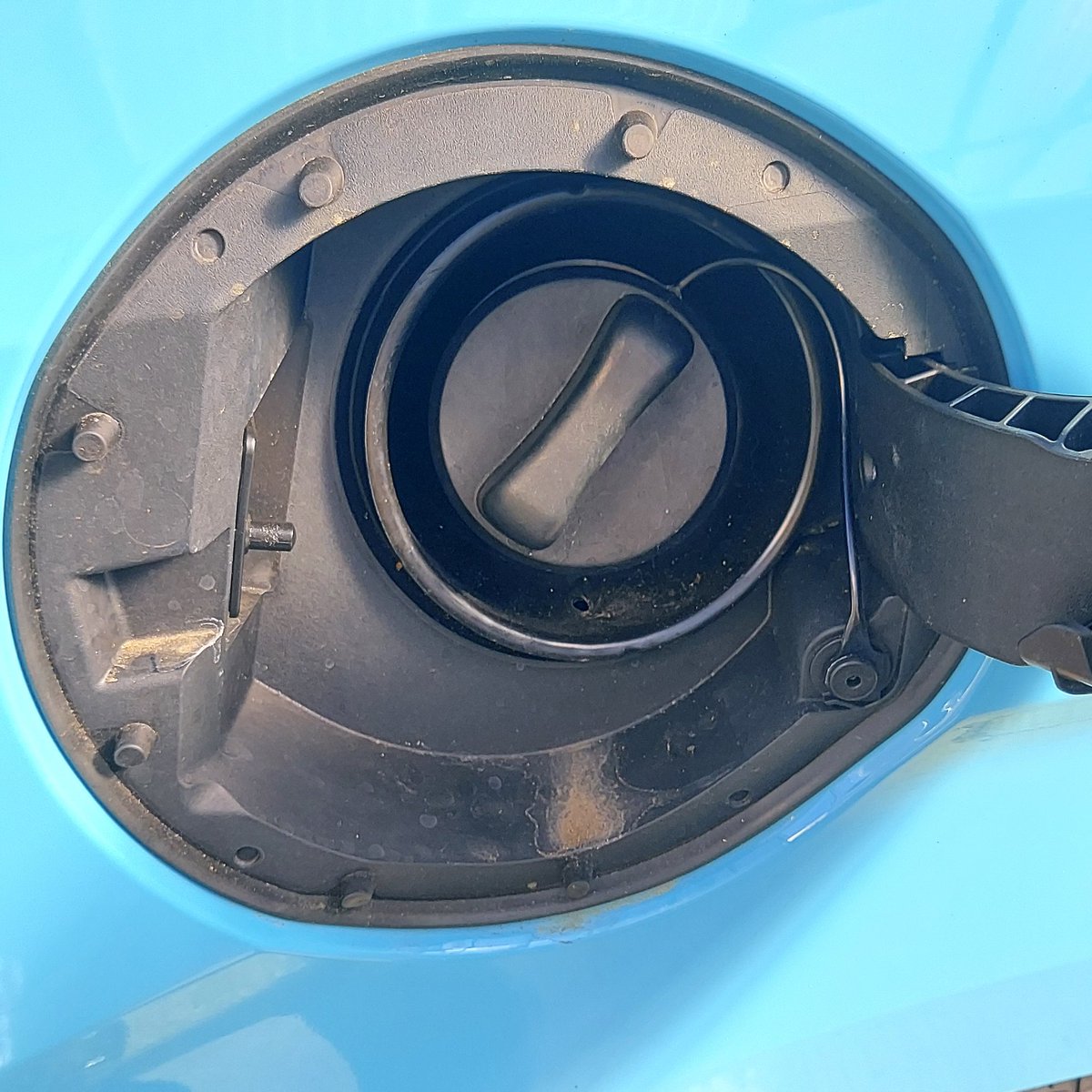 kazuyahashimoto's tweet image. ノートくんのフューエルキャップを派手にしてみたヽ(^0^)ﾉ
給油するときにしか見えない自己満パーツ(笑)
純正キャップにかぶせるだけだから取り付けも簡単！
Amazonで買った中華製だけど、アルマイト仕上げでキラキラで品質もかなり良かったですo(^-^)o
#日産 #ノート #ePower #XFOUR #E13