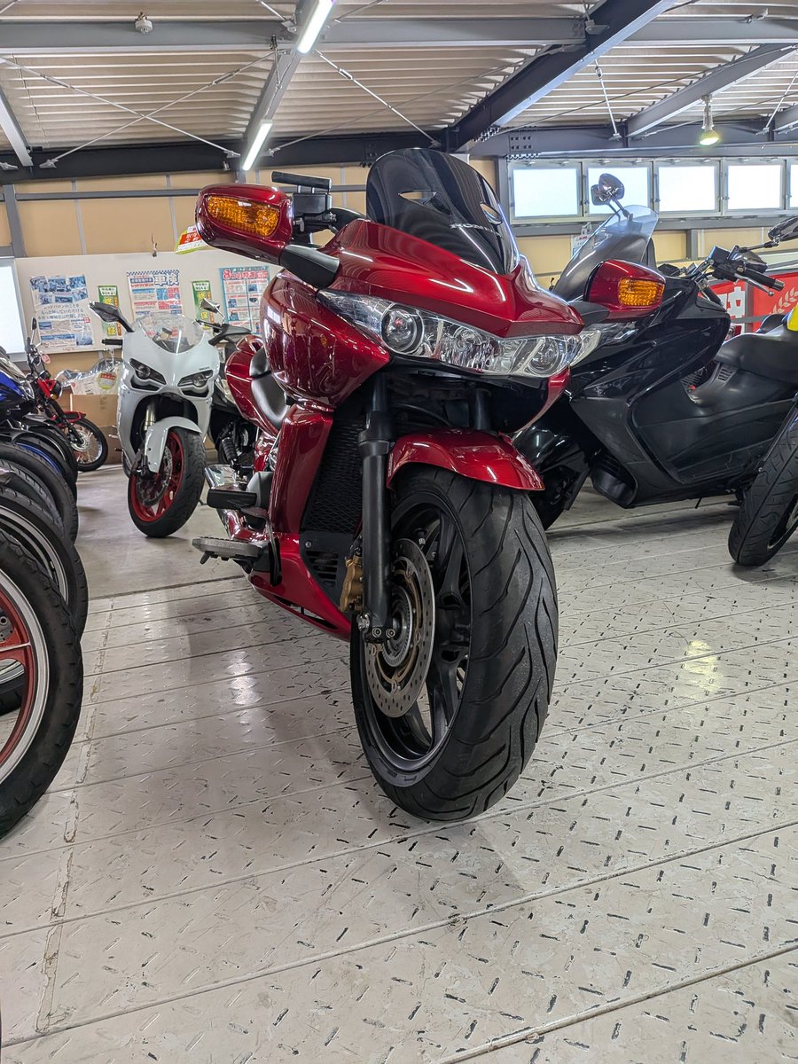 yorukuma15's tweet photo. 赤男爵でバイク見てきました🤘
やっぱりめちゃくちゃカッコイイ😍
即買いしそうになったけどかなりデカくて駐車場に入るかどうか試す事に☝️娘が冷静に注意してくれました😅家に帰ってからキッチリ測って判断します🤘娘はR3カッコイイってそっちに興味津々😆
#DN01 https://t.co/uGIkKL9wlN