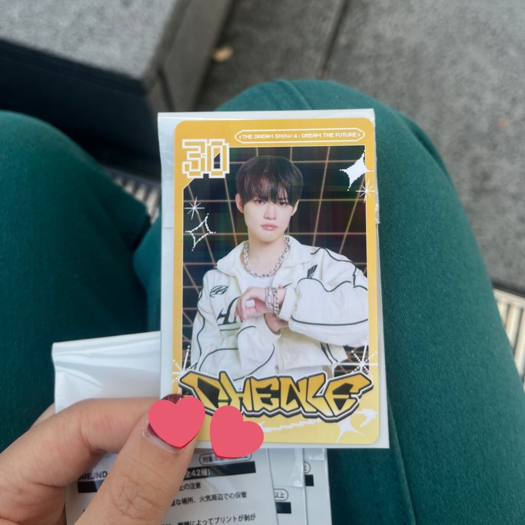 PbMp0's tweet photo. ドリショ4 ランダムトレカ 交換

DREAM SHOW RANDOM PHOTOCARD

譲：チョンロ

求：ジェノ

こちらのもの同種で求めております！
会場で本日交換できます。

ご検討お願いいたします。

  #ドリショ交換  #NCTDREAM交換 https://t.co/IagFlheRrl