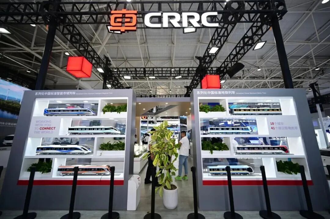 CRRC_global's tweet photo. 🚆 The 2025 International Metro Transit Exhibition & #CAMET Forum was held in 🇨🇳 Qingdao, where the first China Standard Intelligent Regional Train made its global debut 🚉. At the event, #CRRC also exhibited new trains such as the Qingdao Metro Line 8 branch line train, along with models of ten types of urban rail vehicles 🛤️. #CRRC introduced its "Product+" and "System+" approaches, and highlighted its intelligent O&M solutions and core technologies 💡, all to support the high-quality development of urban rail transit 💓.
#MetroTransitExhibition #IntelligentTransport #UrbanRail