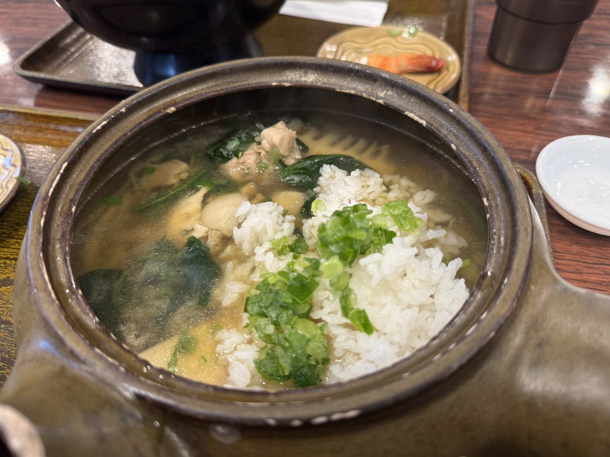 shinjirok's tweet image. 札幌は琴似「うどん亭」さん。急須に入った「特製にこみうどん」、あまりにも強いビジュアル…
ホタテが4粒に鶏、エビ、蒲鉾に卵焼き、筍にほうれん草。まさにトータルパッケージ。

最後に白飯と刻みたてのネギを入れて、汁の一滴まで食べ尽くす…美味。