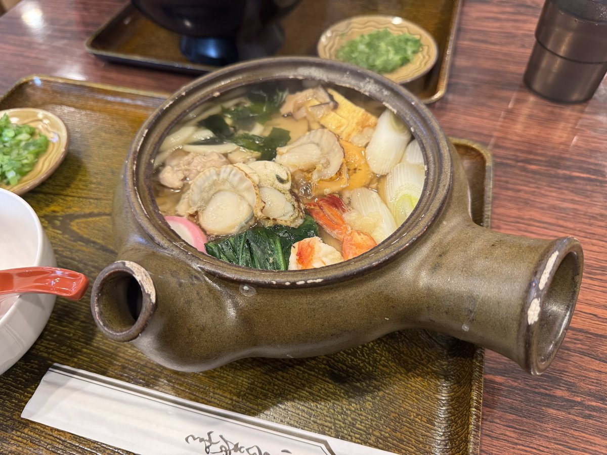 shinjirok's tweet image. 札幌は琴似「うどん亭」さん。急須に入った「特製にこみうどん」、あまりにも強いビジュアル…
ホタテが4粒に鶏、エビ、蒲鉾に卵焼き、筍にほうれん草。まさにトータルパッケージ。

最後に白飯と刻みたてのネギを入れて、汁の一滴まで食べ尽くす…美味。