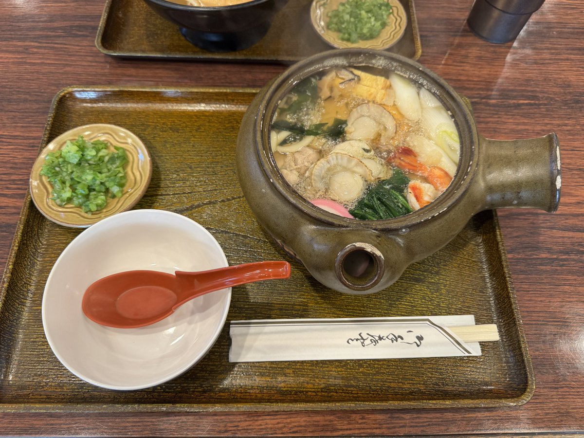 shinjirok's tweet image. 札幌は琴似「うどん亭」さん。急須に入った「特製にこみうどん」、あまりにも強いビジュアル…
ホタテが4粒に鶏、エビ、蒲鉾に卵焼き、筍にほうれん草。まさにトータルパッケージ。

最後に白飯と刻みたてのネギを入れて、汁の一滴まで食べ尽くす…美味。