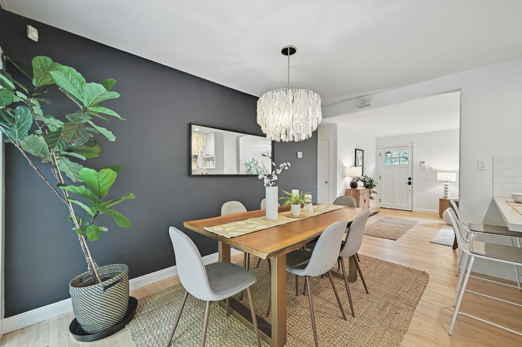ProStudio535932's tweet image. Dining Spaces Sell Lifestyles – Not Just Homes
☀️ Buyers don’t just buy square footage – they buy moments. Dining tables framed with balanced light and authentic tones feel warm, social, and inviting.

🖥️ Professional editing keeps white walls clean, dark accen