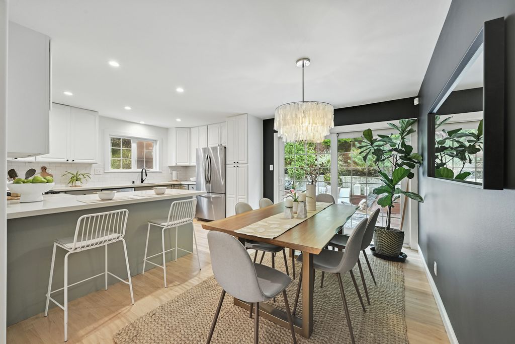 ProStudio535932's tweet image. Dining Spaces Sell Lifestyles – Not Just Homes
☀️ Buyers don’t just buy square footage – they buy moments. Dining tables framed with balanced light and authentic tones feel warm, social, and inviting.

🖥️ Professional editing keeps white walls clean, dark accen