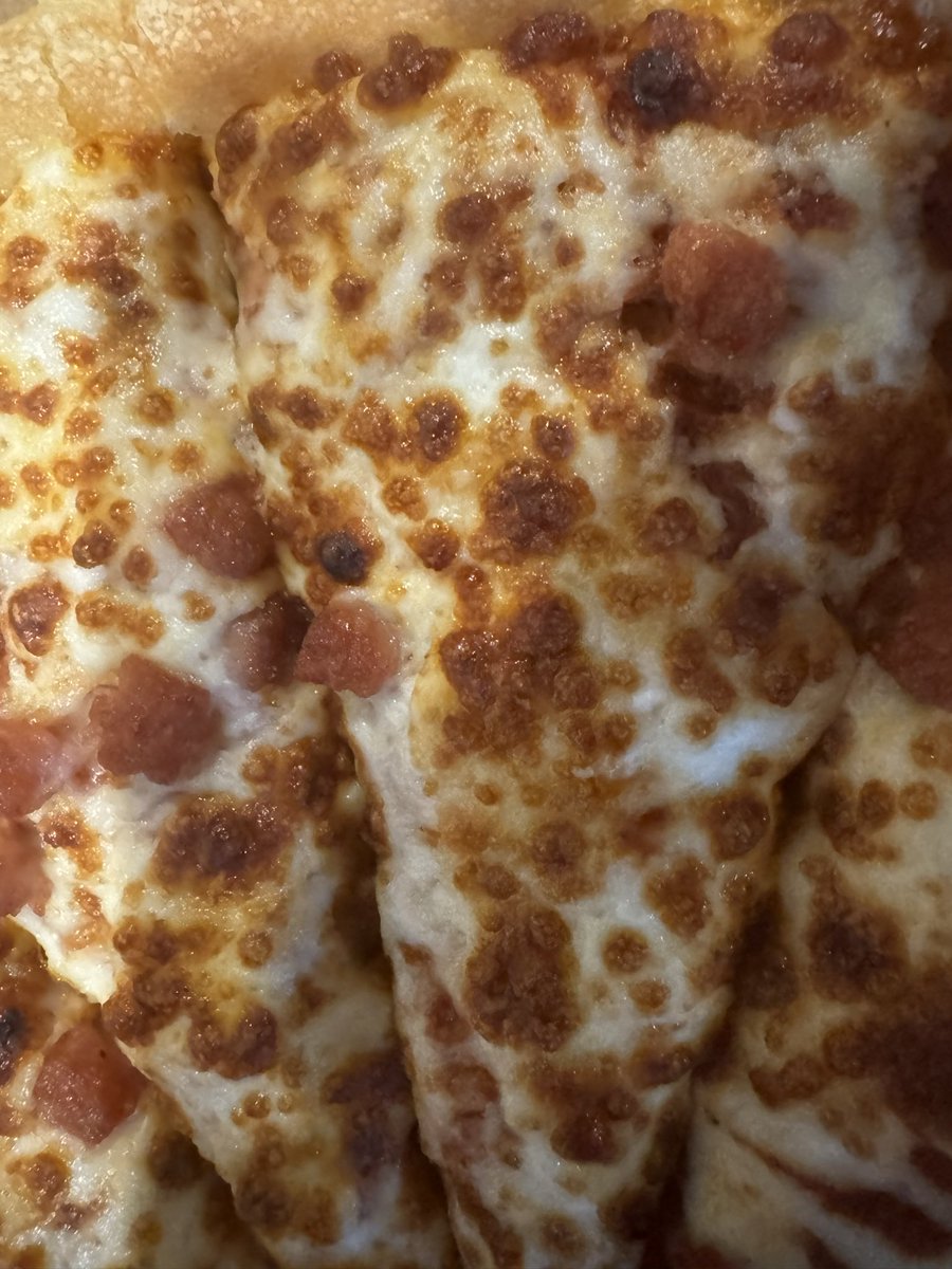 RobGinthe613's tweet photo. @pizzahut Would you agree if you paid for bacon topping this seems a little cheap? Literally one piece with only a single bacon crumble. Now imagine how upset you’d be if you paid for double bacon like I just did! #cheap #stingy #ripoff https://t.co/MTBOEvEar7