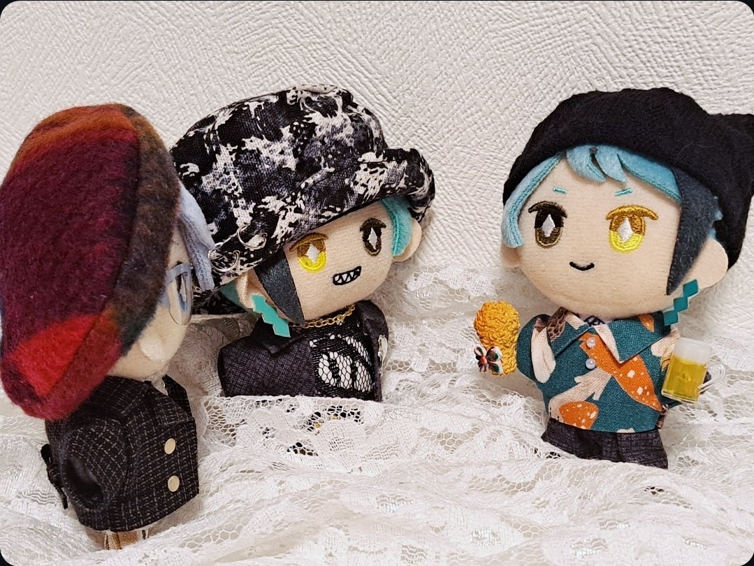 【1枚目】先日行ったnuinui洋服店で買ったものを紹介するドヤ顔ジェぬい(*ˊ˘ˋ*)

【2枚目】「フライドチキンは僕に買ってくれたんです」「学生がビール持つのダメじゃね」と2人に詰められるジェぬい( ˙-˙ )
#ツイステぬい撮り部