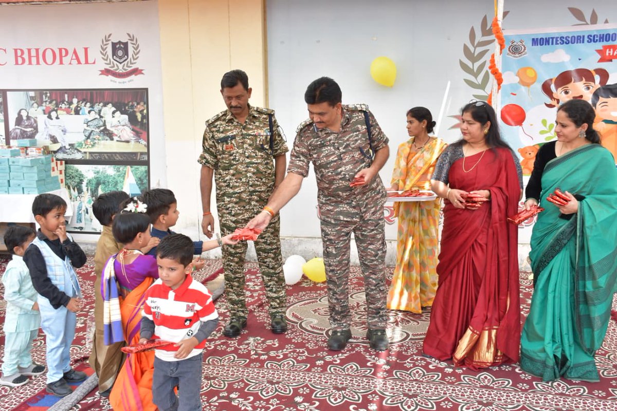 On the occasion of Children’s Day, under the aegis of @RCWAGCBHOPAL, vibrant fancy dress and dance competitions were joyfully organized for the children. The young participants were awarded to encourage their enthusiasm and showcase their talents. #CRPF  #mpsector <a href="/cwacrpf/">CWA CRPF</a>