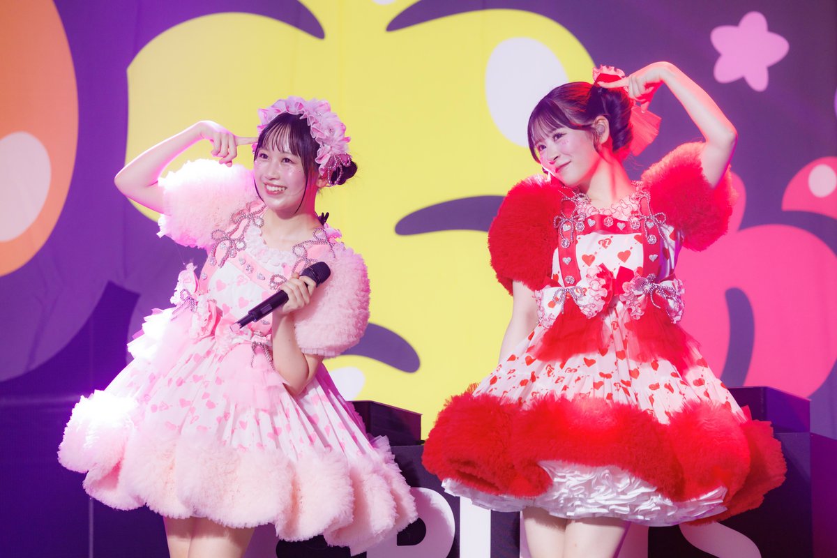 あまれんポーズ☝️ 保育園の帰り道のような後ろ姿👧🏻 『ぴんきーれっ