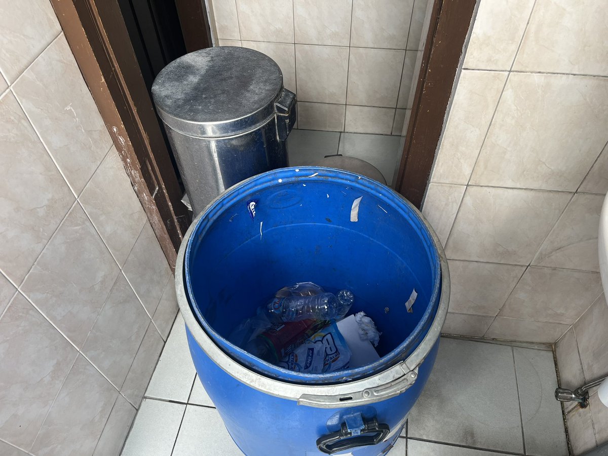 Ambil uang di <a href="/BANKBRI_ID/">BANK BRI</a> <a href="/kontakBRI/">Contact BRI</a> deket balaikota Solo, mau pinjam toilet yang di luar. Diblokade cuk. Mentang-mentang minggu. Kerja pelayanan tapi kek gini. Plat merah pelittt bngzt.