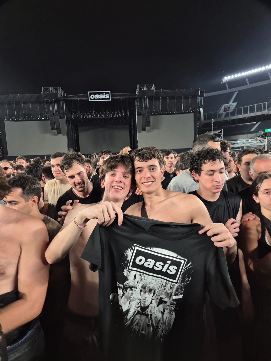 Este chico me subió en The Masterplan, chapamos y después me cuidó lo que quedaba de concierto, un ángel, la verdad. Ninguno tenía batería y una chica nos sacó esta foto