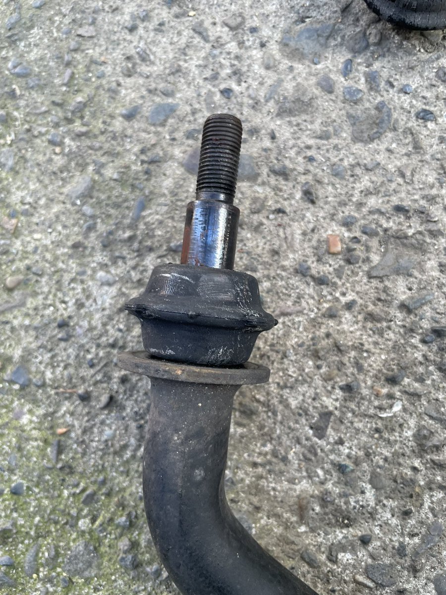 スタビライザーブッシュ交換🛠️
こんなに潰れてる😱