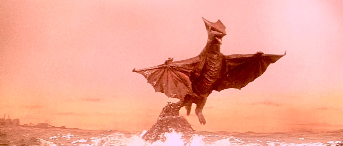 「ガメラ対ギャオス」

エイイチ君がガメラを信じて応援する理由なんか映画では全然描かれてない。
ただただ無心に、あれは友達だ！と思い込んでいる。
そしてガメラもちゃんとそれに応えている。
この子供と怪獣の関係性が、昭和の怪獣ブームの正体なんだろう(多分)。

これは、ずっと後の「ET」