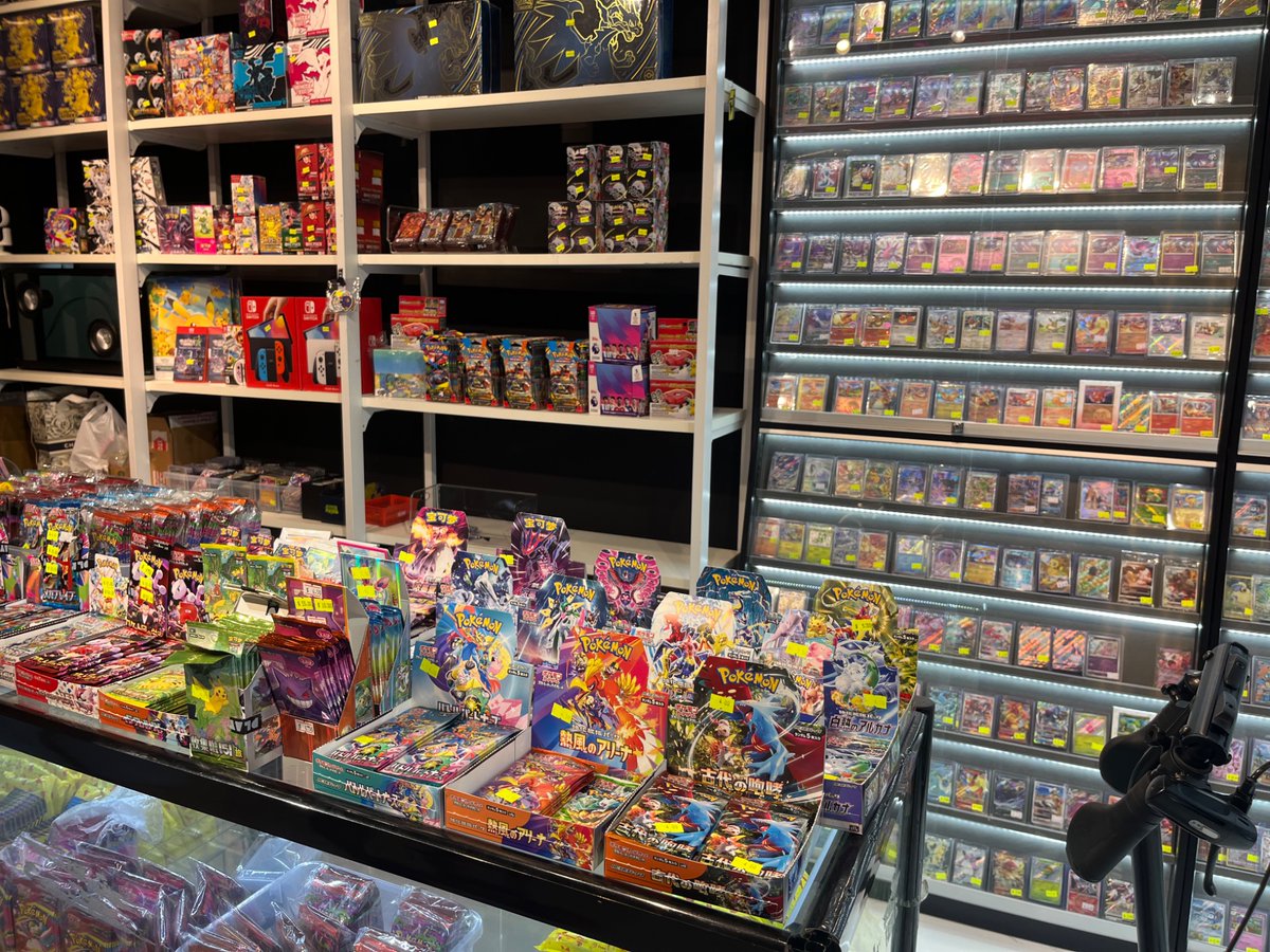 nzm2213's tweet photo. 日本のコンテンツの魅力凄い🔥

モールの一角にあるショップが全部ポケモンカードで埋め尽くされてる！笑 https://t.co/dCm9V38fk5