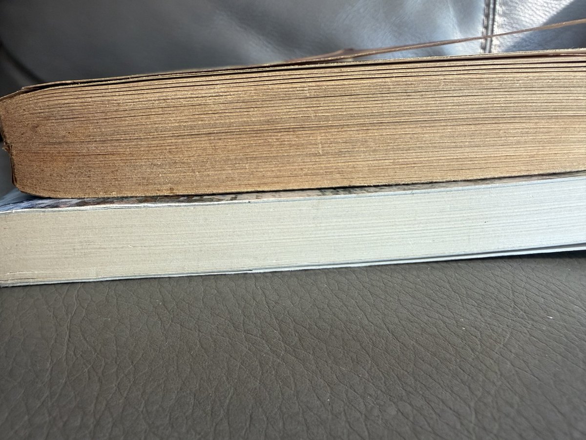 비슷한 연식의 한국책 미국책 비교

(좌) 드래곤 라자(1998)
(우) 해리 포터 1권 미국판 페이퍼백(1999년 인쇄본)

둘다 새책으로 구입했고 비슷한 빈도로 읽었다고 생각.

보관은 드래곤 라자는 해 드는 창가쪽, 해리 포터는 빛 거의 볼일 없는 이중책장 안쪽 칸에 꽂혀 있었습니다.