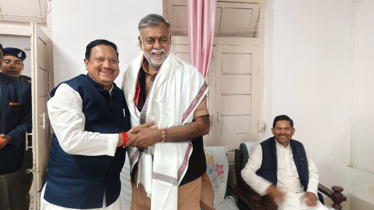 bhadoriabjp's tweet photo. आज भिंड प्रवास पर पधारे भिंड के प्रभारी मंत्री माननीय श्री @prahladspatel जी का भिण्ड सर्किट हाउस पर स्वागत किया। इस अवसर पर भाजपा ज़िलाध्यक्ष श्री देवेन्द्र सिंह नरवरिया जी एव भाजपा पदाधिकारी, कार्यकर���तागण उपस्थित रहे।
@BJP4MP https://t.co/wbNK0ZaKX5