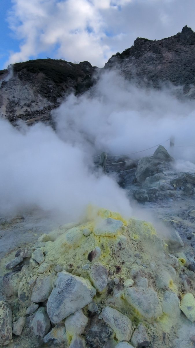 本日の摩周湖は雲のない青空が広がっています!! 混雑も落ち着き、静かに摩周湖＆硫黄山を楽しみたい方には今時期がおすすめですよ😊良い1日を!!#硫黄山 #摩周湖 #道東三湖 #旅行 #北海道 #観光