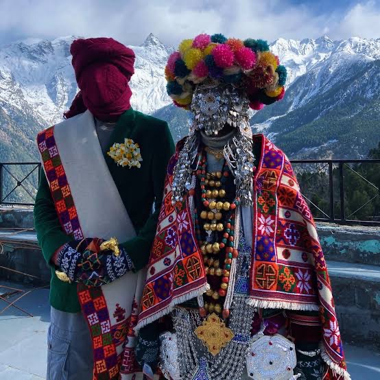 GoHimachal_'s tweet image. We must preserve our tribal identity before it fades in Himachal.

The Raulane Festival of Kinnaur honours the Sauni — ancient mountain spirits who guard villages through harsh winters.

The masked “bride &amp;amp; groom” are sacred intermediaries, not performers.

Our traditions are…