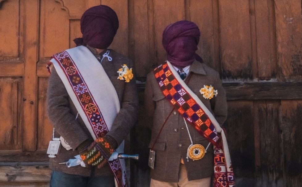 GoHimachal_'s tweet image. We must preserve our tribal identity before it fades in Himachal.

The Raulane Festival of Kinnaur honours the Sauni — ancient mountain spirits who guard villages through harsh winters.

The masked “bride &amp;amp; groom” are sacred intermediaries, not performers.

Our traditions are…