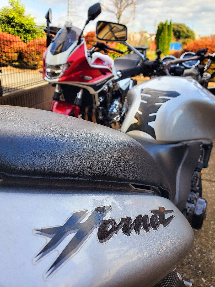 MsLABO6's tweet image. 彼もCB、我もCB！
２台揃って洗車🚿✨
#ホーネット250 #CB1300SB