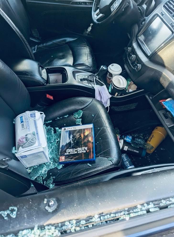 Luckie2Rich's tweet photo. Somebody broke in my car n left BO7 😆🤦🏽‍♂️ @CallofDuty https://t.co/QEerjwPEF7