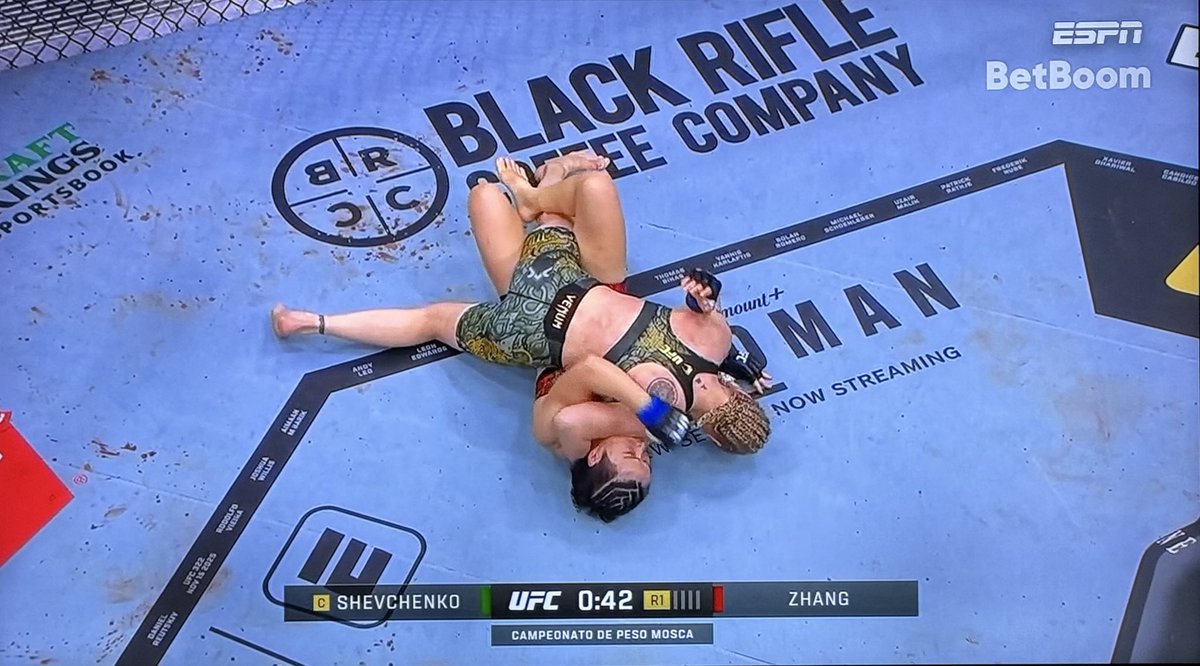 fanaticosMMAGT's tweet image. Round 1, Valentina. La campeona tiene una significativa ventaja de tamaño, alcance y peso, lo sabe manejar muy bien. Ha conectado más, ha derribado y controlado a la retadora. #UFC322