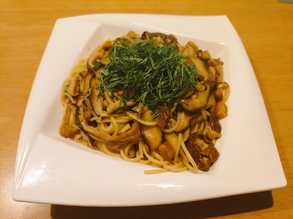 昼に恒例の原木椎茸できのこパスタを作る。なんか原木椎茸が出てくるの