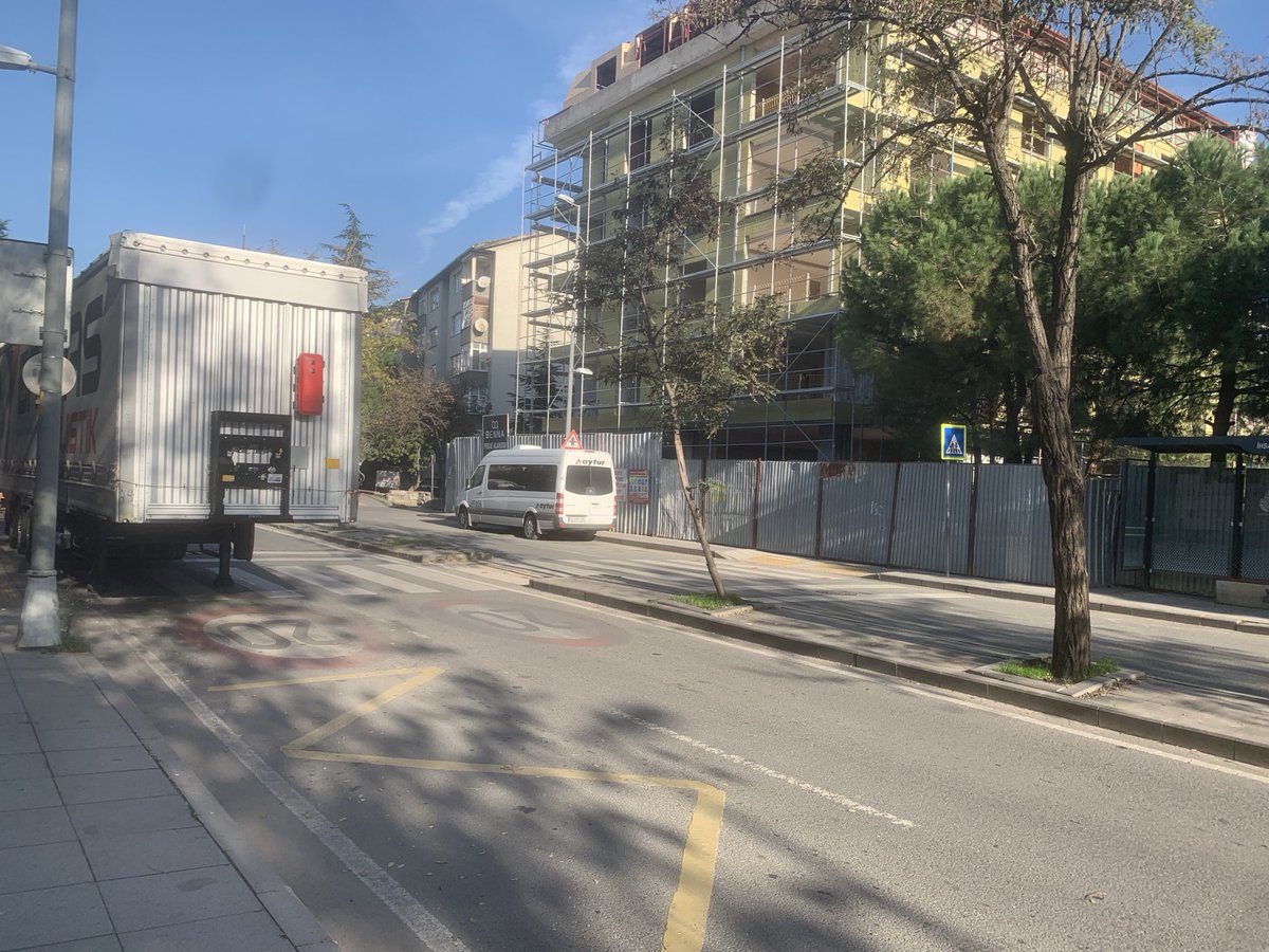 38 ALK965 plakalı ⁦<a href="/barlaslojistik/">barlaslojistik</a>⁩ e ait araç ataşehir örnek mah. Yunusemre cad üzerinde ihsankurşunoğlu otobüs durağı ve yaya geçidi ğzerini 2 gündür işgal ediyor sn Valim ⁦<a href="/TC_istanbul/">TC İstanbul Valiliği</a>⁩ ⁦<a href="/istanbul_EGM/">İstanbul Emniyet Müdürlüğü</a>⁩ ⁦<a href="/TrafikEgm/">EGM Trafik Başkanlığı</a>⁩ ⁦<a href="/ibbzabita/">İstanbul Büyükşehir Zabıta</a>⁩ ⁦<a href="/4444154/">İBB Ulaşım Yönetim Merkezi</a>⁩