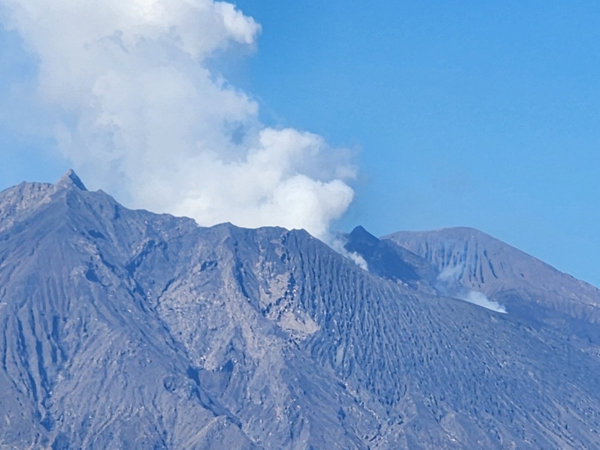 昨日は桜島を一周して鹿児島湾をグルッと周り開聞岳に向かいました