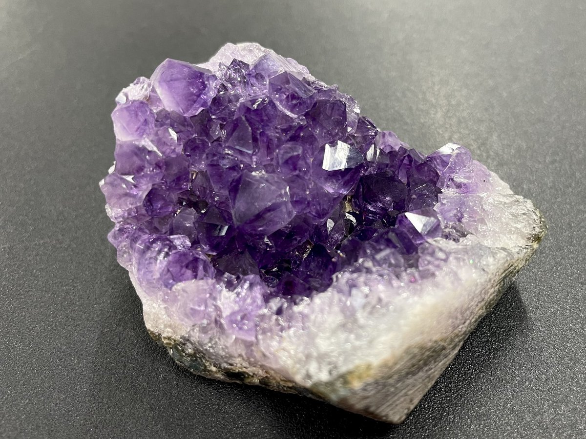 tsuritengu's tweet image. アメジストのクラスターを購入。

・知人にパワーストーンの話を聞いた
・色と形が気に入った
・売り場で目に留まった