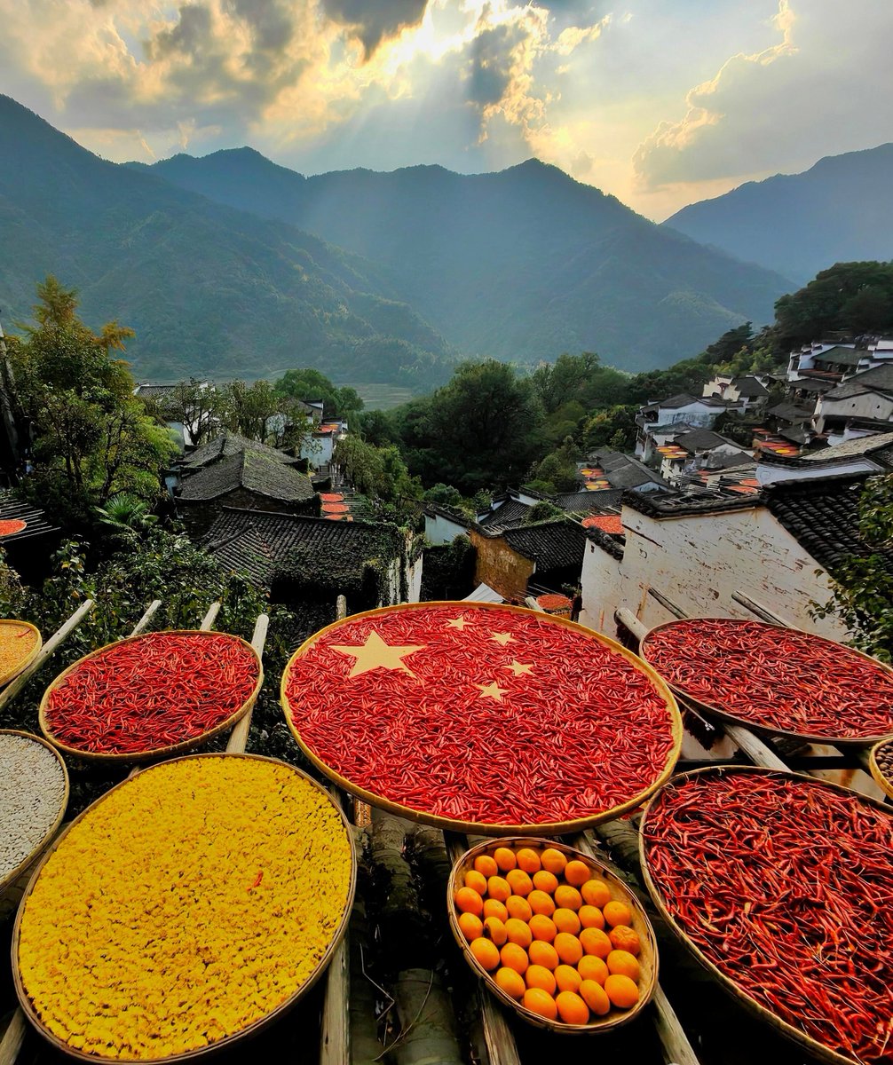 aishuzhan's tweet image. 秋天的江西婺源，一半山水仙境，一半人间烟火。