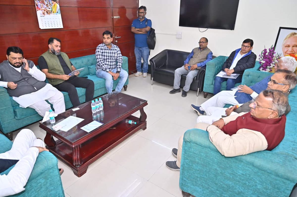 devendrayadvinc's tweet image. MCD उपचुनाव को लेकर बीते रात चांदनी चौक व चांदनी महल वार्ड की एक महत्वपूर्ण बैठक आयोजित की गई।

इस बैठक में पूर्व मंत्री डॉ. नरेन्द्र नाथ जी, चांदनी चौक जिलाध्यक्ष मोहम्मद उस्मान जी, लोकसभा प्रभारी जगजीवन शर्मा जी, जिला प्रभारी दीपक भारद्वाज जी, राजेश गर्ग जी और प्रमोद नरवाल जी…