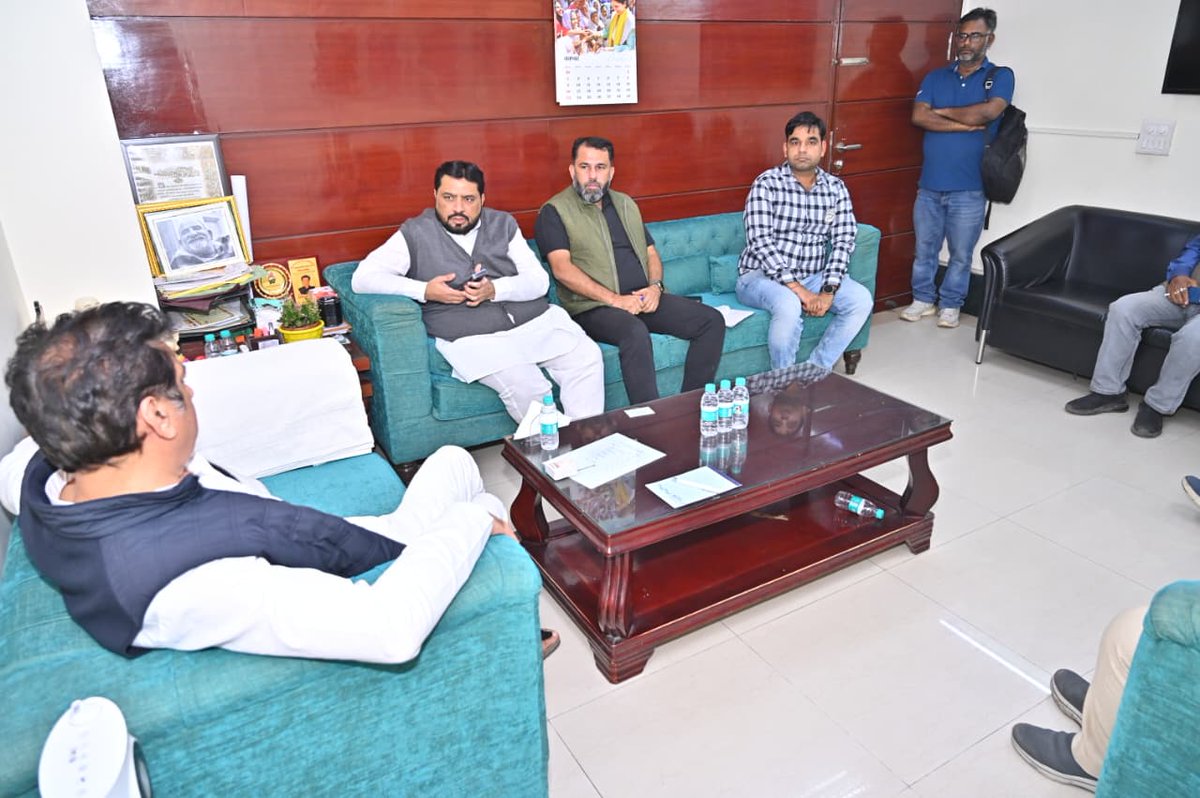 MCD उपचुनाव को लेकर बीते रात चांदनी चौक व चांदनी महल वार्ड की एक महत्वपूर्ण बैठक आयोजित की गई।

इस बैठक में पूर्व मंत्री डॉ. नरेन्द्र नाथ जी, चांदनी चौक जिलाध्यक्ष मोहम्मद उस्मान जी, लोकसभा प्रभारी जगजीवन शर्मा जी, जिला प्रभारी दीपक भारद्वाज जी, राजेश गर्ग जी और प्रमोद नरवाल जी