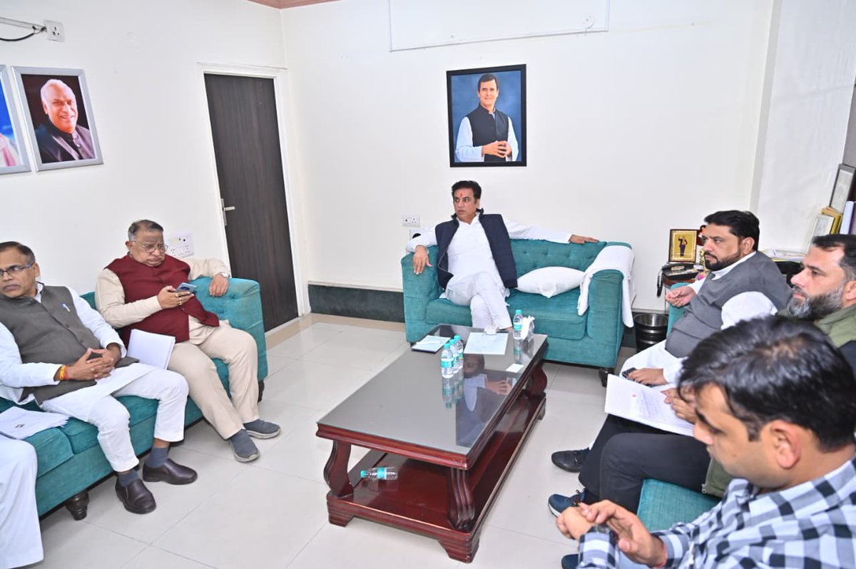 devendrayadvinc's tweet image. MCD उपचुनाव को लेकर बीते रात चांदनी चौक व चांदनी महल वार्ड की एक महत्वपूर्ण बैठक आयोजित की गई।

इस बैठक में पूर्व मंत्री डॉ. नरेन्द्र नाथ जी, चांदनी चौक जिलाध्यक्ष मोहम्मद उस्मान जी, लोकसभा प्रभारी जगजीवन शर्मा जी, जिला प्रभारी दीपक भारद्वाज जी, राजेश गर्ग जी और प्रमोद नरवाल जी…