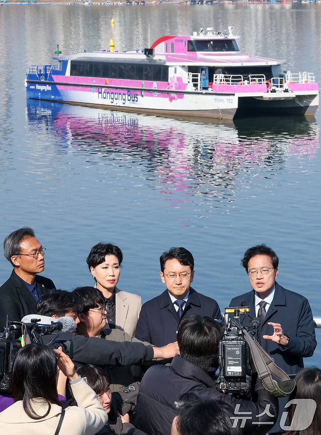 어젯밤 승객 82명을 태운 한강버스가 강바닥에 부딪혀 좌초되는 사고가 발생했습니다. 

다행히 승객들은 전원 구조됐으나, 아직도 사고 선박은 예인되지 못하고 사고지점에 그대로 있는 상황입니다.

이에 오늘 오전 긴급 기자회견을 하고 현장점검을 다녀왔습니다. 

오세훈 서울시장과 서울시는