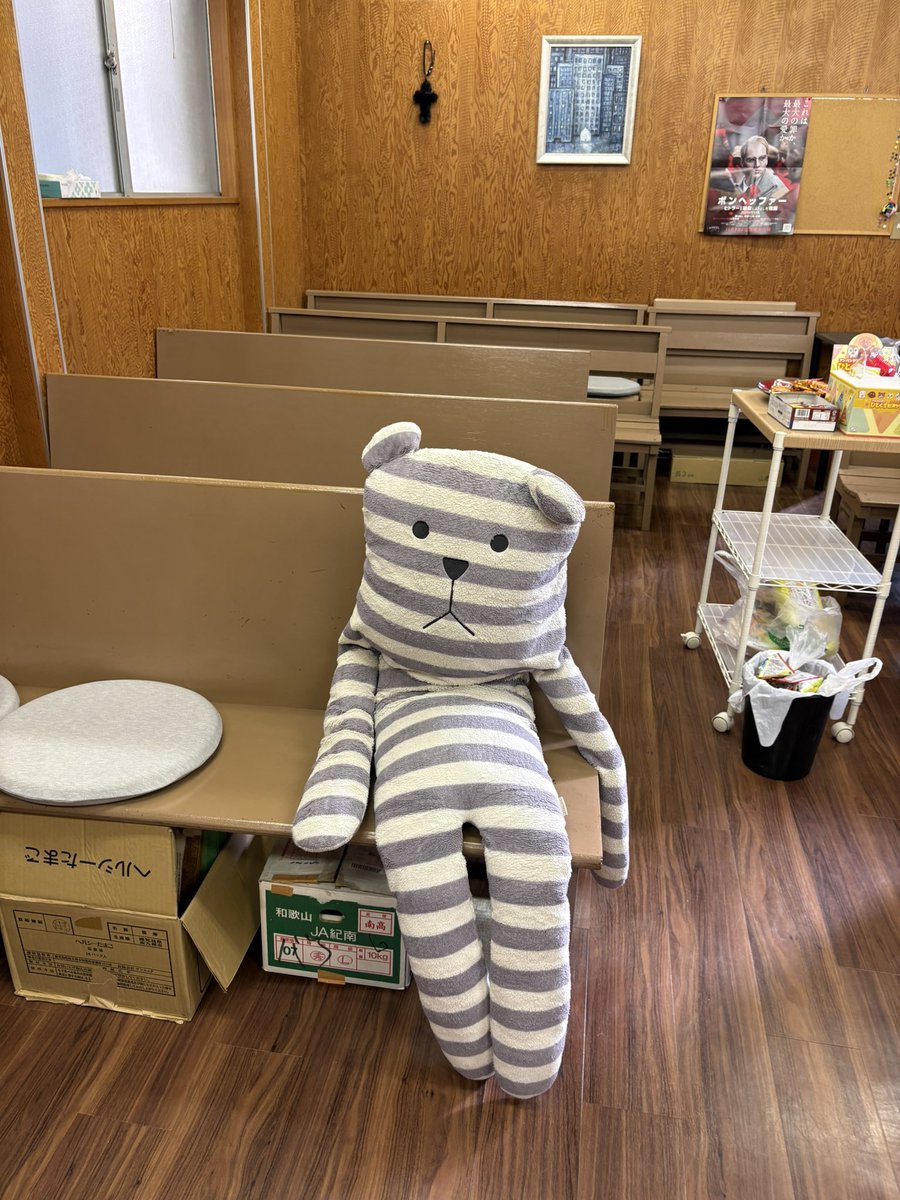 礼拝終わった。みんな帰った。ぬいぐるみは女の子の遊び相手になってくれた。