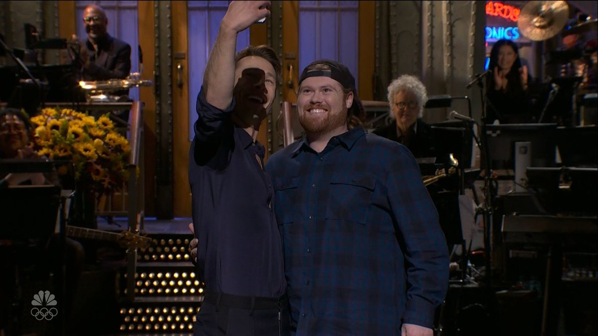 s0phja's tweet photo. tracking the UPS driver who you told you were hosting snl four years after just to prove you werent lying aalkhfsldjg GLEN POWELL YOU HAVE ALWAYS BEEN FOR THE PEOPLE #SNL https://t.co/gBImrdee7Z