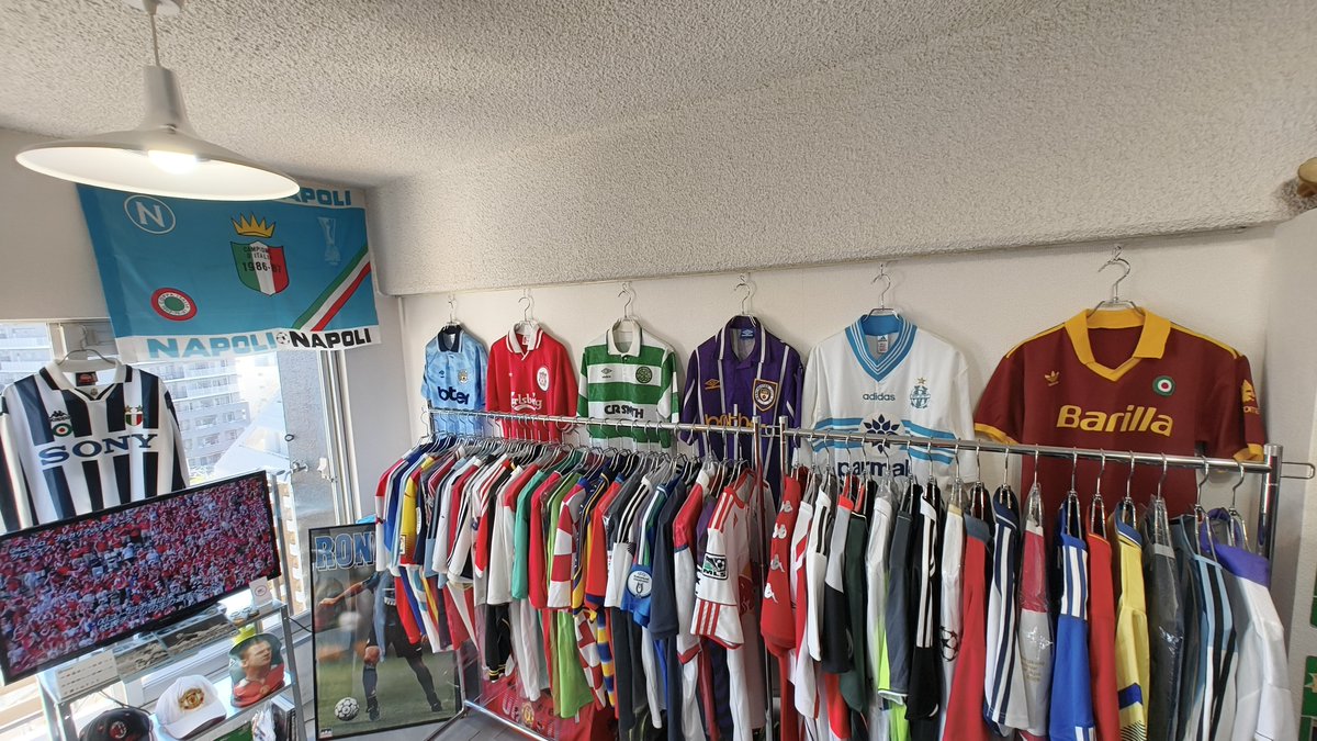 serieA_chan's tweet image. 福岡天神のヴィンテージユニフォームを取り扱ってる「libero football club」さんにお邪魔してきました！
セリエ関連の商品もかなり豊富で、僕は98年のイタリア代表の爆イケユニを購入しました！
店長さんもすごく気さくで良い方でしたので、福岡住みのセリエ民は是非！
instagram.com/libero___fc?ig…