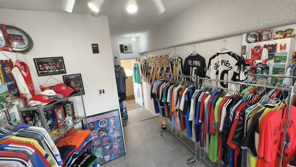 serieA_chan's tweet image. 福岡天神のヴィンテージユニフォームを取り扱ってる「libero football club」さんにお邪魔してきました！
セリエ関連の商品もかなり豊富で、僕は98年のイタリア代表の爆イケユニを購入しました！
店長さんもすごく気さくで良い方でしたので、福岡住みのセリエ民は是非！
instagram.com/libero___fc?ig…