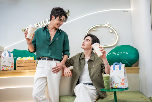 PSA_Austria's tweet photo. #NEWKAMUEVENTxPerthSanta #PerthSanta #PerthTanapon #Santapp #เพิร์ธแซนต้า
#KAMUTeaFullyJoyEvent #RebrandingEvent #KAMUTEA #คามุคามุ #KAMUKAMU
🅾🅾━━━📌📝❤️💬━━━🅾🅾
Please engage with this post on Instagram
https://t.co/C3UtW1nism
Atmosphere from the event
#NEWKAMUEVENTxPerthSanta on November 15, 2025
at KAMU KAMU Flagship Store, CentralWorld, 2nd floor
The celebration of 14 years of brewing happiness was filled to the brim!
Kamu-san is delighted and happy to see everyone joining together in delicious unity - both real Kamu fans and fans of Khun Perth & Khun Santa - who created such a grand moment together this time 💚
Let's Spark Joy! Everyday 🎉
Soaring to become everyone’s favorite drink, with new menus full of quality and deliciousness coming continuously.