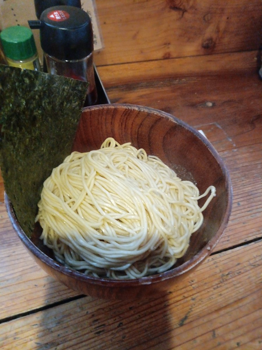 昭島市の三代目しゅう

濃厚特製ラーメン（醤油）1350
いりこ飯150
和え玉200
全てネギ玉ねぎ抜き

ネギ抜きで相変わらず味玉を貰う、こちらの都合なのに申し訳ない

チャーシュー、スープ、麺、メンマ
全てに隙のない美味いラーメン
再訪確実