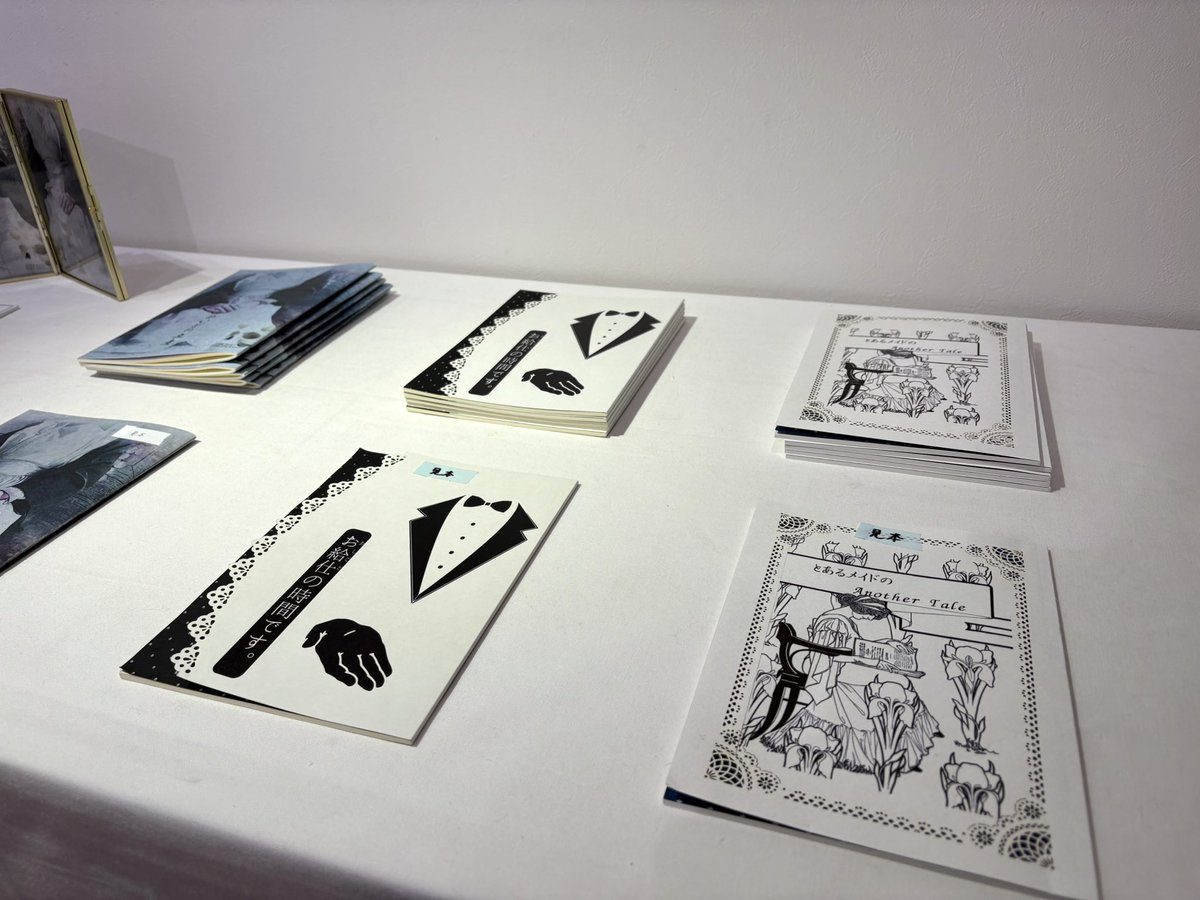 GalleryArtsoup's tweet image. 「GATHERING of SERVANTS」
#使用人展Artsoup 出展作家紹介
六合九里さん @create_correct 

3冊の文学作品と、「めいどの土産」の装画にもなっている。額装作品「合わせ鏡」での出展です。
いずれも見本誌がございますので是非お手に取ってみてください。